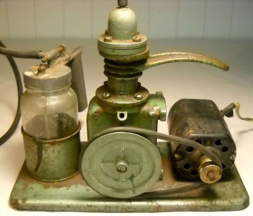 VERY OLD MINIATURE ELECTRIC AIR COMPRESSOR WITH SPRAY JAR * GREEN METAL 1930-40
