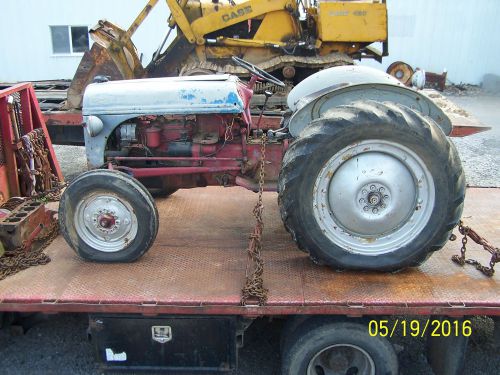 FORD 8N TRACTOR WITH SIDE MOUNT DISTRIBUTOR THINK 1951 0R 1952