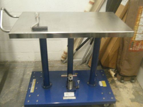 Manual hydraulic post table   model ht-10-2036a  vestil mfg 1000 lb capacity for sale