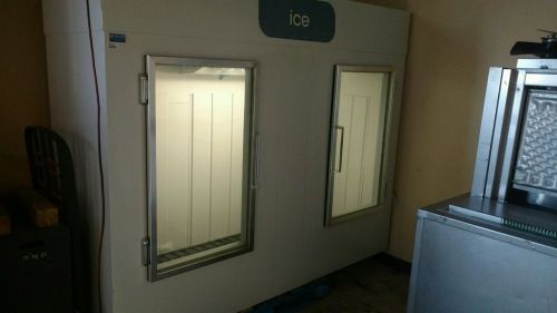 Polar Temp 1000ADG Two Door Auto Defrost Indoor Ice Merchandiser - 100 cu. ft.