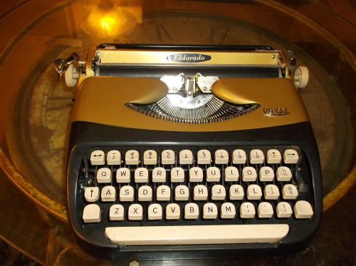 Antique 1950s Eldorado   Royal Manual Portable Typewriter with carrying case