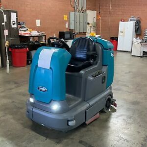 TENNANT T12XP CYLINDRICAL RIDE-ON FLOOR SCRUBBER! LOW HOURS!