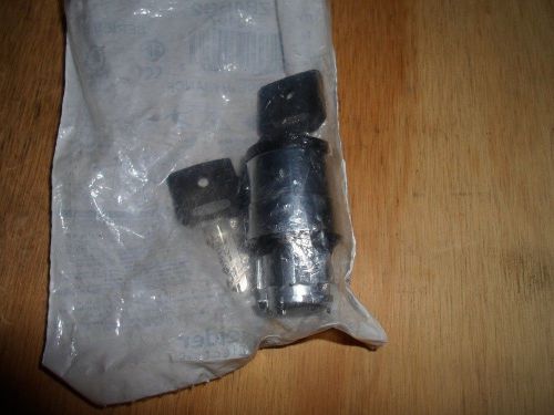 TELEMECANIQUE ZB4BG2 / 35467  KEY SWITCH (NEW IN PACKAGE)