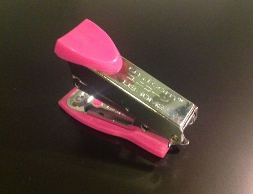 Mini-Heftgerat mit integriertem Entklammer : PINK  5.8 cm lang