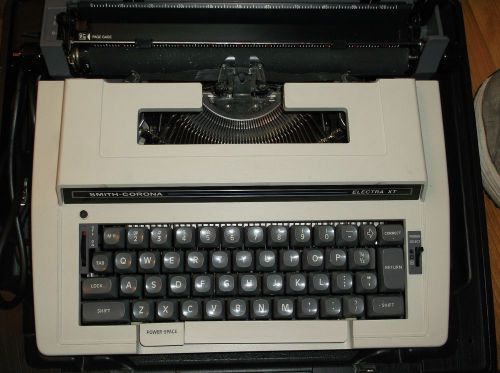 Vintage SMITH CORONA ELECTRA XT Portable Electric Typewriter in Protective Case