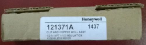 HONEYWELL 121371A Clip and Copper Well Assembly 1/2-14 NPT 1 1/2 Insulation NEW