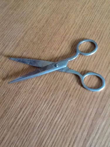VINTAGE OLD SMALL CHILDS SCHOOL SCISSORS METAL WITH SCREW 5&#034; LONG BY 2&#034; WIDE