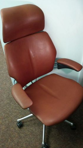 Humanscale Executive Headrest Freedom Prima Brown Leather Task Chair- local del
