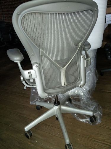 Herman Miller Aeron Mesh Desk Chair Medium Size B adjustable with posture fit