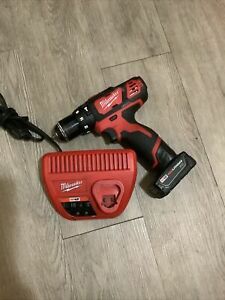 MILWAUKEE M12 HAMMER DRILL W/ BATTERY AND CHARGER