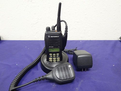 Motorola ht1250 dtmf 128ch uhf two way radio aah25rdh9aa6an w/ charger mic #1 for sale