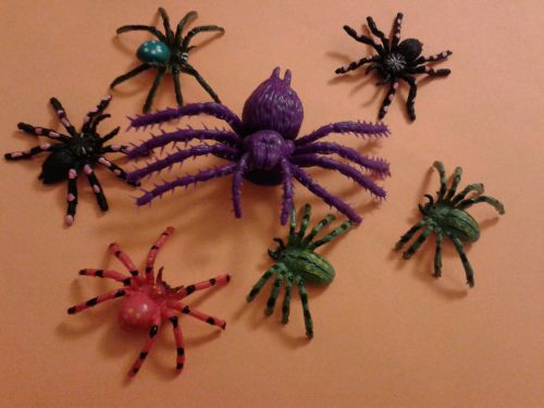 Plastic halloween spider toys variety of colors 7 piece set