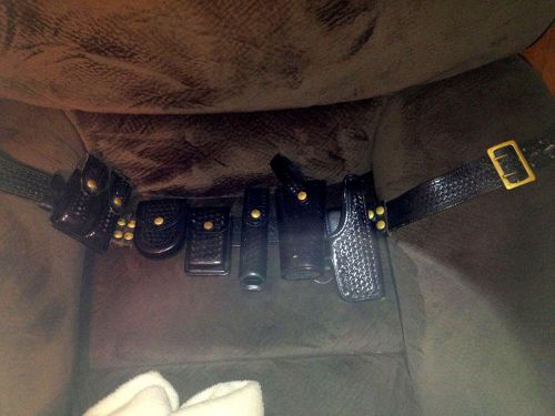 Tex Shoemaker leather duty belt w/accessories sz 40 (glove,holster,handcuff,ect)