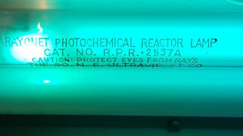 Gelman Universal UV unit P/N 78355 with Rayonet Photochemical Reactor lamp