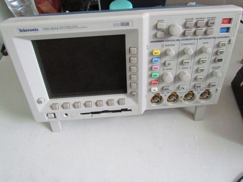 Tektronix TDS3034 Digital Phosphor Oscilloscope 300Mhz 4 Channels w/ Battery