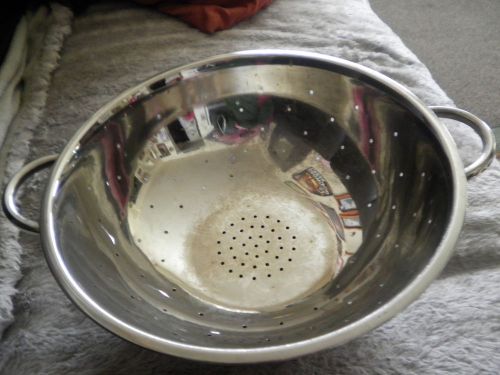 STAINLESS STEEL COLANDER  EUC  LRG.  12INCH