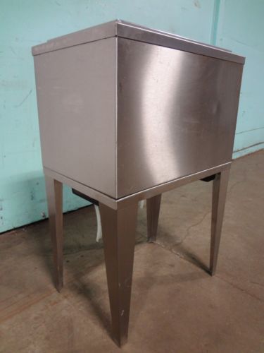 &#034;SERVEND &#034; HEAVY DUTY COMMERCIAL FREESTANDING S.S. 8 LINES COLD PLATE ICE BIN
