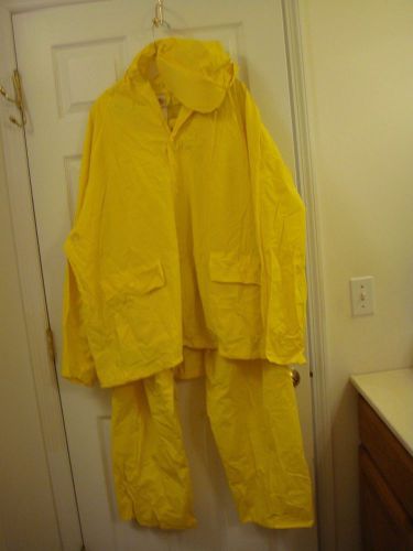 Men&#039;s Bass Pro Shop Vinyl 2 Piece Rain Suit Jacket with Hood and Pants Size 2XL