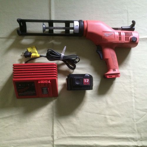 MILWAUKEE HEAVY DUTY CORDLESS CAULK AND ADHESIVE GUN WITH BATTERY AND CHARGER