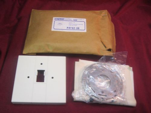 Progress Lighting Outlet box mounting plate and cover p8752-30 Track-1 White