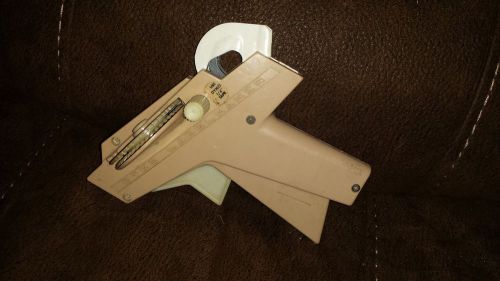 Dymo embossing gun Label Maker TAN 1970&#039;s - includes tape