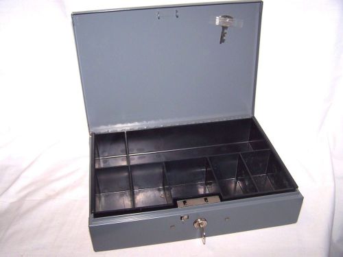 M526 - PORTABLE LOCKING STEEL CASH BOX WITH LIFT-OUT TRAY - GARAGE, CRAFT SALES