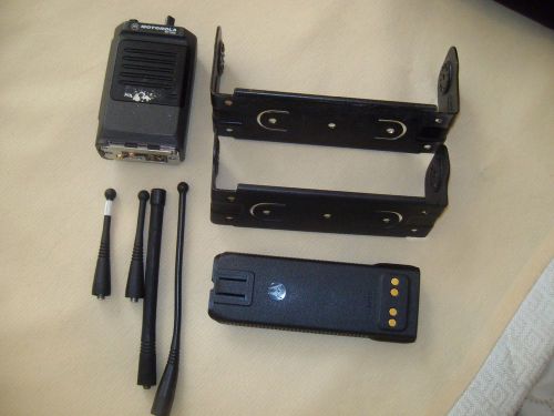 (Mixed Lot) Motorola Radio MT1000,Mounting Brackets,Antennas &amp; Battery
