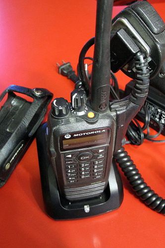 MOTOROLA XPR 6550 PORTABLE DIGITAL RADIO MOTOTRBO VHF W/ CASE MIC IMPRES CHARGER