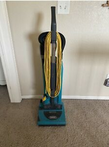 TENNANT Upright commercial Vacuum Model 3110 - Excellent Condition !!!!!!!