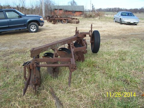 INTERNATIONAL FARMALL 2 POINT 4 BOTTOM PLOW WITH COULTERS AND TRASHBOARDS