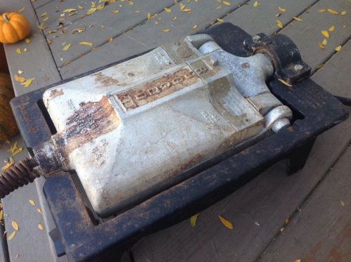 VINTAGE F.S. CARBON CO. RUGGED XII 4 WAFFLE IRON 110-120 VOLTS / 1100 WATTS