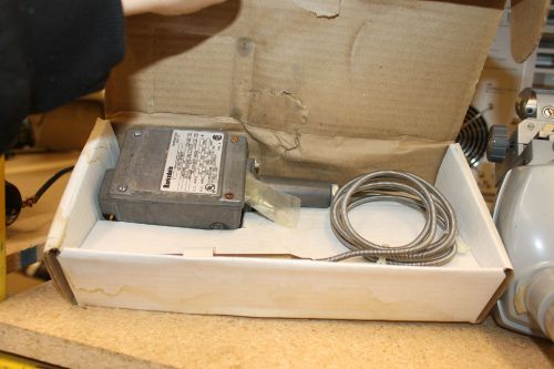 NEW BARKSDALE  ADJUSTABLE TEMPERATURE SWITCH MT1H-H231-A