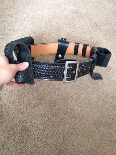Dutyman size 34 leather police duty belt. all items on belt included. for sale