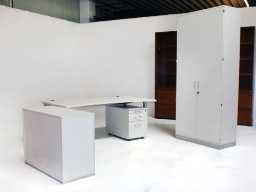 Scharf Schreibtisch 200 x 100 cm in lichtgrau inkl. Rollcontainer