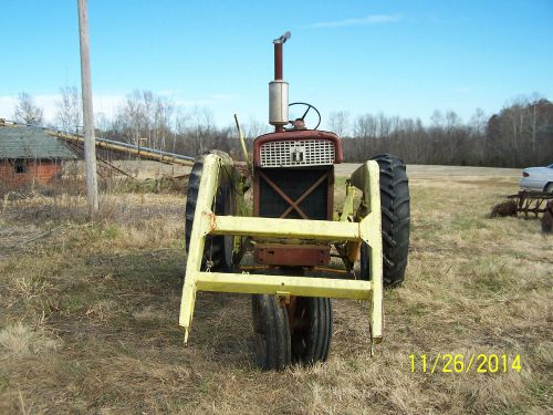 INTERNATIONAL FARMALL 560 NARROW FRONT TRACTOR AND LOADER