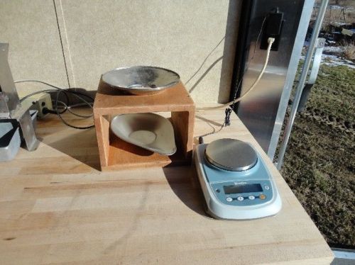 Digital scale with sieve cleaning box