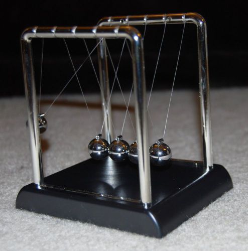 Newton&#039;s Cradle Pendulum Desk Gift Genius Play Balance Balls Physics Science