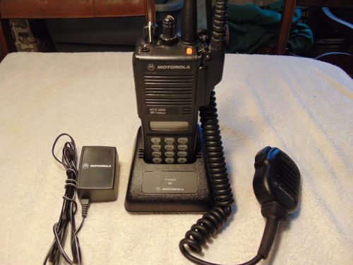 MOTOROLA MTS2000 w/ MIC, BATTERY CHARGER - H01UCH6PW1BN 800Mhz Flashport Radio 5