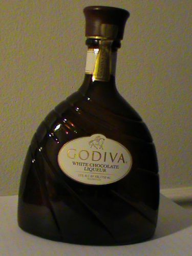 GODIVA White Chocolate Liqueur 750 ml empty brown glass bottle collect display