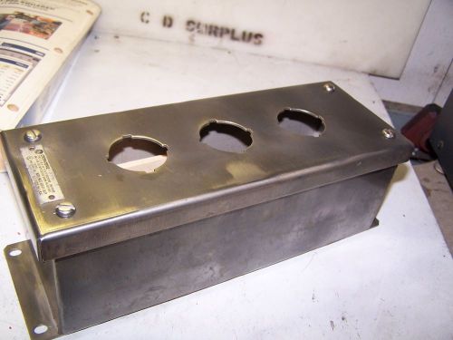 NEW GENERAL ELECTRIC CR2940BM2 3 HOLE STAINLESS PUSHBUTTON ENCLOSURE