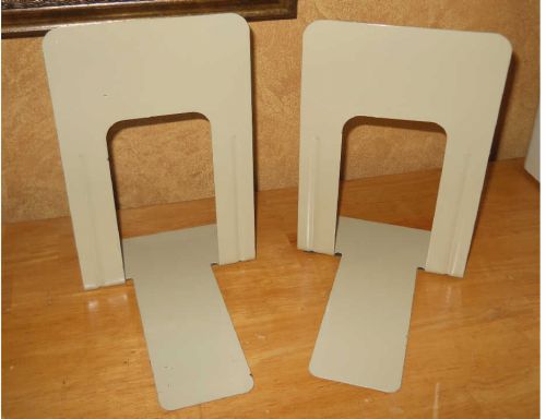 Vtg PAIR TAN Metal 9&#034; IDL BOOKENDS~Industrial~Home~Office~School~NON-SKID