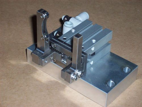 Pneumatic Actuator 1/4 inch range with 3 point cylinder gripper, adjustable flow