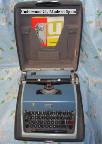 Beautiful Vintage Underwood 21 Typewriter Made in Spain.