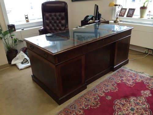 Henredon aston court mahogany &amp; leather top set for sale