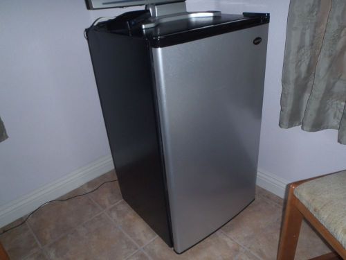 sanyo compact refrigerator SR-3720M