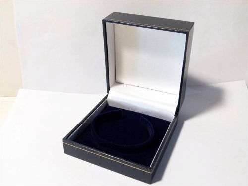 #B10 - Unused WRISTWATCH BROOCH  Jewellery Box Display Navy Case Fairs Collector