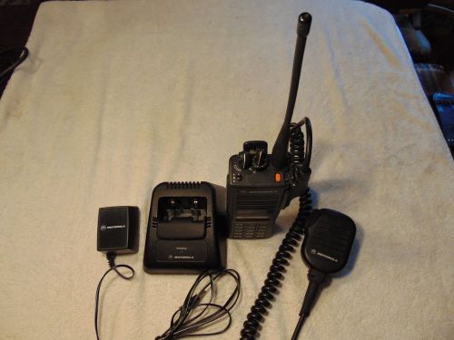 MOTOROLA MTS2000 w/ MIC, BATTERY CHARGER - H01UCH6PW1BN 800Mhz Flashport Radio 4