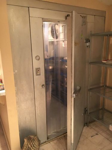 Restaurant equipment Walk-in with compressor and shelving