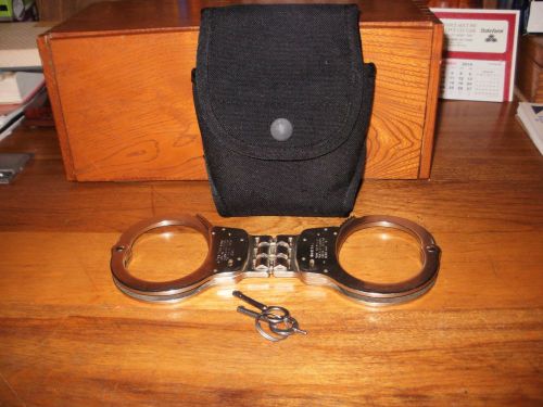 SMITH &amp; WESSON M 300 NICKEL FINISH HINGED HANDCUFFS WITH 2 KEYS &amp; POUCH