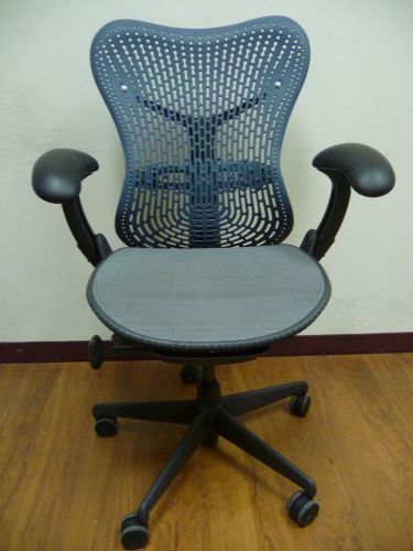 Herman miller &#034;mirra&#034; office chair *loaded* gray mesh seat &amp; blue back #10564 for sale